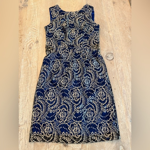 Embellished Brocade Sleeveless Sheath Dress. Blue and gold - satin lined. Size 6 - Picture 3 of 11